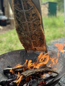 Zalm roken boven houtvuur 